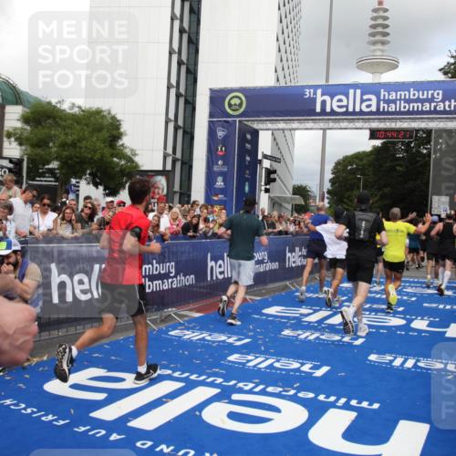 29.06.2025 - hella hamburg halbmarathon Michael Strokosch http://msf.ph/oto/8203634 29.06.2025 10:44:20 Ziel 1220, 1413, 1415, 4999, 5275, 5884, 7005, 8722, 9444, 12159, 12528, 14686, 14687, 15225, 15280, 16301, 16316, 16547, 16893, 18691 meine-sportfotos.de