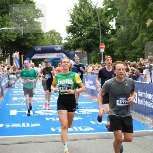 29.06.2025 - hella hamburg halbmarathon Zöllner http://msf.ph/oto/8203669 29.06.2025 10:48:07 Ziel 1086, 4324, 4528, 4601, 4711, 6377, 9626, 9638, 12706, 12724, 12747, 12808, 13570, 16094, 16149, 18206, 18922, 19198 meine-sportfotos.de