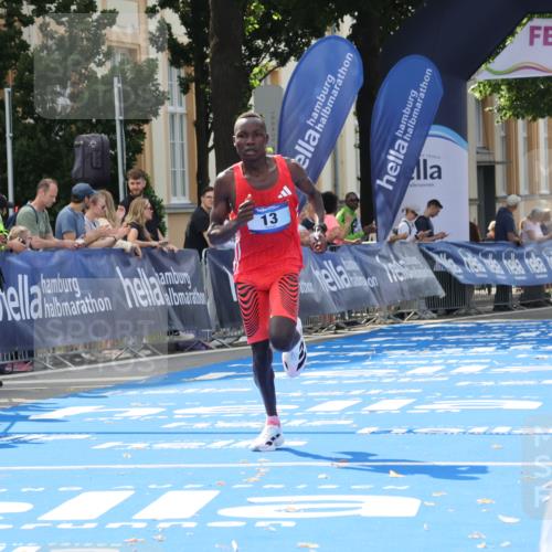 29.06.2025 - hella hamburg halbmarathon Strokosch-Dieckow http://msf.ph/oto/8203692 29.06.2025 10:03:54 Ziel 13 meine-sportfotos.de