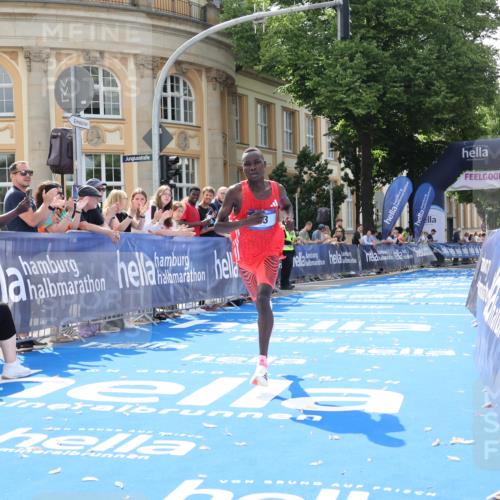 29.06.2025 - hella hamburg halbmarathon Strokosch-Dieckow http://msf.ph/oto/8203737 29.06.2025 10:03:56 Ziel 13 meine-sportfotos.de