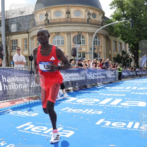 29.06.2025 - hella hamburg halbmarathon Strokosch-Dieckow http://msf.ph/oto/8203784 29.06.2025 10:03:56 Ziel 13 meine-sportfotos.de