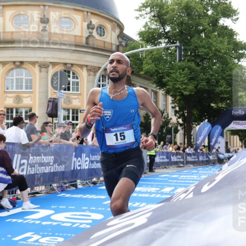 29.06.2025 - hella hamburg halbmarathon Strokosch-Dieckow http://msf.ph/oto/8203797 29.06.2025 10:04:10 Ziel 15 meine-sportfotos.de