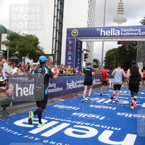29.06.2025 - hella hamburg halbmarathon Michael Strokosch http://msf.ph/oto/8203875 29.06.2025 10:44:22 Ziel 1220, 1413, 1415, 1902, 5275, 5884, 7005, 7191, 8722, 9444, 12159, 12528, 14687, 15225, 16301, 16316, 16547, 16893, 18691 meine-sportfotos.de