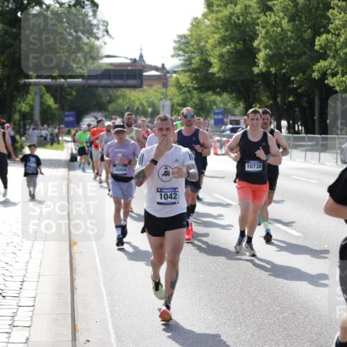 29.06.2025 - hella hamburg halbmarathon Jannik Wohlers http://msf.ph/oto/8203992 29.06.2025 09:48:25 Lombardsbrücke 1042, 2262, 3547, 4062, 4359, 4381, 5003, 5124, 5307, 6993, 7152, 7154, 7482, 8002, 8121, 8571, 9643, 10190, 10738, 11177, 12044, 13137, 13372, 13940, 14820, 15161, 15303, 15382, 15744, 16201, 17078, 17612, 18004, 18259, 18384, 18614, 19004 meine-sportfotos.de