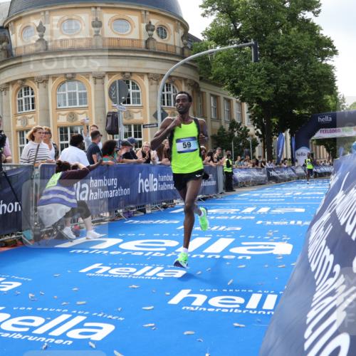 29.06.2025 - hella hamburg halbmarathon Strokosch-Dieckow http://msf.ph/oto/8204006 29.06.2025 10:04:30 Ziel 58, 59 meine-sportfotos.de