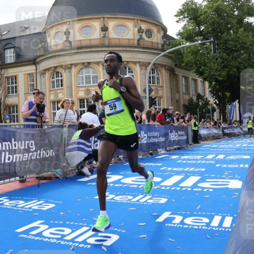 29.06.2025 - hella hamburg halbmarathon Strokosch-Dieckow http://msf.ph/oto/8204021 29.06.2025 10:04:30 Ziel 58, 59 meine-sportfotos.de
