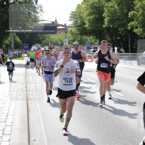 29.06.2025 - hella hamburg halbmarathon Jannik Wohlers http://msf.ph/oto/8204033 29.06.2025 09:48:25 Lombardsbrücke 1042, 2262, 3547, 4062, 4359, 4381, 5003, 5124, 5307, 6993, 7152, 7154, 7482, 8002, 8121, 8571, 9643, 10190, 10738, 11177, 12044, 13137, 13372, 13940, 14820, 15161, 15303, 15382, 15744, 16201, 17078, 17612, 18004, 18259, 18384, 18614, 19004 meine-sportfotos.de