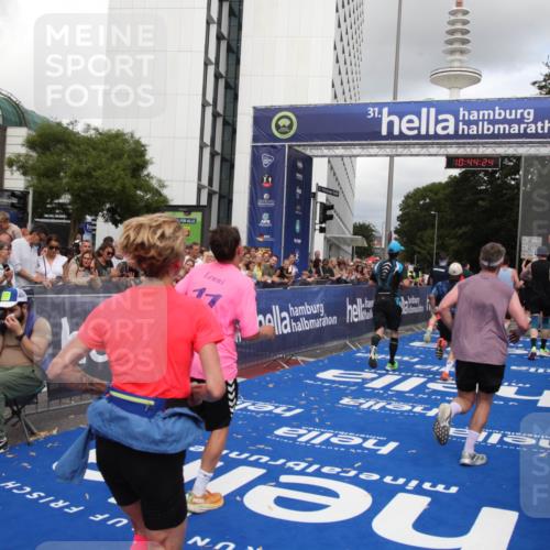 29.06.2025 - hella hamburg halbmarathon Michael Strokosch http://msf.ph/oto/8204054 29.06.2025 10:44:23 Ziel 1220, 1413, 1415, 1902, 5275, 5884, 7005, 7191, 8722, 9444, 12528, 16301, 16316, 16547, 16893 meine-sportfotos.de