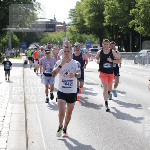29.06.2025 - hella hamburg halbmarathon Jannik Wohlers http://msf.ph/oto/8204071 29.06.2025 09:48:26 Lombardsbrücke 1042, 1571, 2262, 3547, 4062, 4359, 4381, 5003, 5124, 5307, 6993, 7152, 7154, 7310, 7482, 8002, 8121, 8571, 9643, 10190, 10738, 11106, 11177, 12044, 13137, 13372, 13940, 14820, 15161, 15303, 15382, 15744, 16201, 17078, 17612, 18004, 18259, 18384, 18614, 19004 meine-sportfotos.de