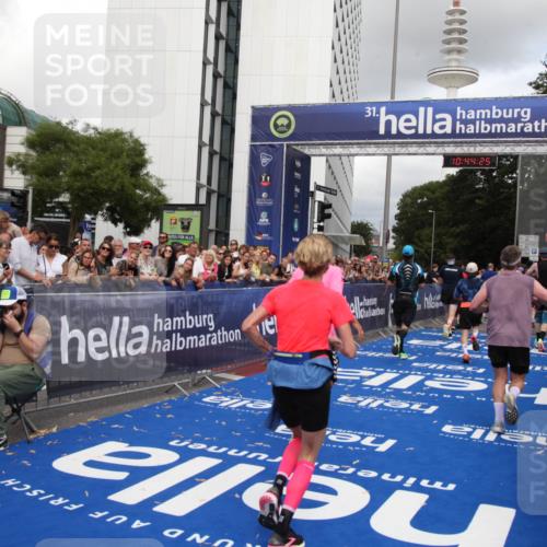 29.06.2025 - hella hamburg halbmarathon Michael Strokosch http://msf.ph/oto/8204103 29.06.2025 10:44:24 Ziel 1220, 1413, 1415, 1902, 5275, 5884, 7191, 8722, 9444, 12528, 16316, 16547, 16803, 16893 meine-sportfotos.de