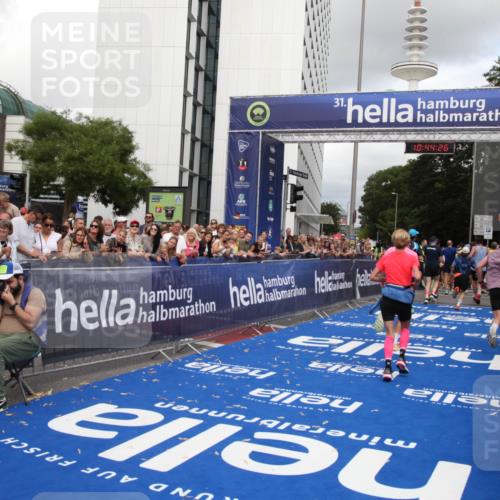 29.06.2025 - hella hamburg halbmarathon Michael Strokosch http://msf.ph/oto/8204159 29.06.2025 10:44:24 Ziel 1220, 1413, 1415, 1902, 5275, 5884, 7191, 8722, 9444, 12528, 16316, 16547, 16803, 16893 meine-sportfotos.de