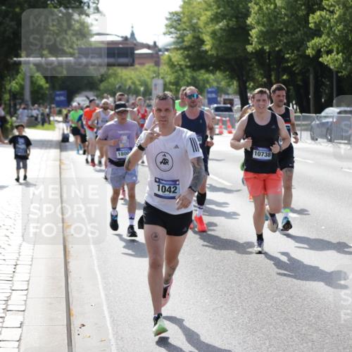 29.06.2025 - hella hamburg halbmarathon Jannik Wohlers http://msf.ph/oto/8204161 29.06.2025 09:48:26 Lombardsbrücke 1042, 1571, 2262, 3547, 4062, 4359, 4381, 5003, 5124, 5307, 6993, 7152, 7154, 7310, 7482, 8002, 8121, 8571, 9643, 10190, 10738, 11106, 11177, 12044, 13137, 13372, 13940, 14820, 15161, 15303, 15382, 15744, 16201, 17078, 17612, 18004, 18259, 18384, 18614, 19004 meine-sportfotos.de