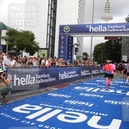 29.06.2025 - hella hamburg halbmarathon Michael Strokosch http://msf.ph/oto/8204176 29.06.2025 10:44:25 Ziel 1220, 1413, 1415, 1902, 5275, 7191, 8722, 9444, 12528, 16547, 16803, 16893, 18806 meine-sportfotos.de