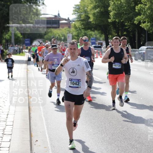 29.06.2025 - hella hamburg halbmarathon Jannik Wohlers http://msf.ph/oto/8204200 29.06.2025 09:48:26 Lombardsbrücke 1042, 1571, 2262, 3547, 4062, 4359, 4381, 5003, 5124, 5307, 6993, 7152, 7154, 7310, 7482, 8002, 8121, 8571, 9643, 10190, 10738, 11106, 11177, 12044, 13137, 13372, 13940, 14820, 15161, 15303, 15382, 15744, 16201, 17078, 17612, 18004, 18259, 18384, 18614, 19004 meine-sportfotos.de