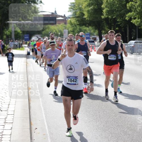 29.06.2025 - hella hamburg halbmarathon Jannik Wohlers http://msf.ph/oto/8204247 29.06.2025 09:48:26 Lombardsbrücke 1042, 1571, 2262, 3547, 4062, 4359, 4381, 5003, 5124, 5307, 6993, 7152, 7154, 7310, 7482, 8002, 8121, 8571, 9643, 10190, 10738, 11106, 11177, 12044, 13137, 13372, 13940, 14820, 15161, 15303, 15382, 15744, 16201, 17078, 17612, 18004, 18259, 18384, 18614, 19004 meine-sportfotos.de