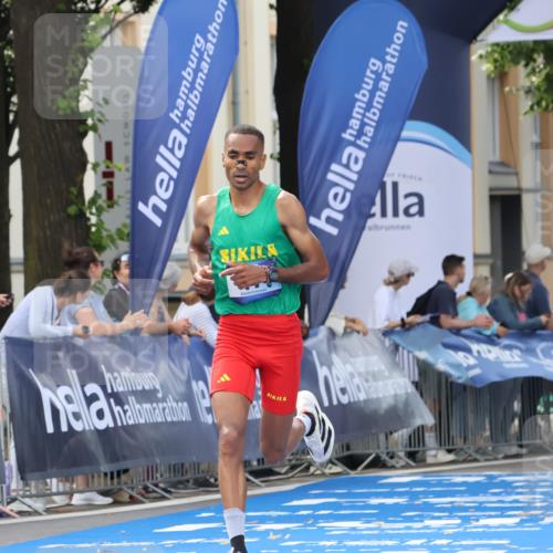 29.06.2025 - hella hamburg halbmarathon Strokosch-Dieckow http://msf.ph/oto/8204269 29.06.2025 10:05:25 Ziel 17 meine-sportfotos.de