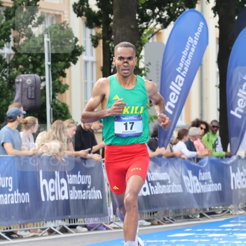 29.06.2025 - hella hamburg halbmarathon Strokosch-Dieckow http://msf.ph/oto/8204289 29.06.2025 10:05:26 Ziel 17 meine-sportfotos.de