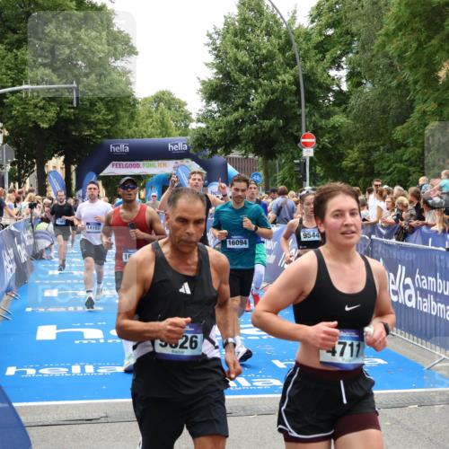 29.06.2025 - hella hamburg halbmarathon Zöllner http://msf.ph/oto/8204293 29.06.2025 10:48:16 Ziel 1914, 7599, 8916, 9544, 9626, 11211, 12685, 14192, 14797, 14814, 15590, 15629, 15973, 15981, 16094, 16269, 18963, 19127 meine-sportfotos.de