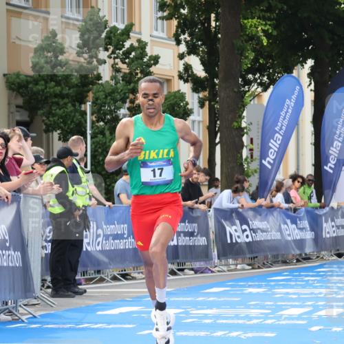 29.06.2025 - hella hamburg halbmarathon Strokosch-Dieckow http://msf.ph/oto/8204309 29.06.2025 10:05:27 Ziel 17 meine-sportfotos.de