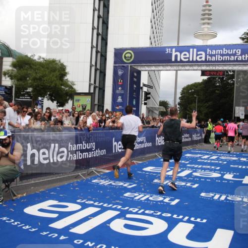 29.06.2025 - hella hamburg halbmarathon Michael Strokosch http://msf.ph/oto/8204314 29.06.2025 10:44:27 Ziel 1057, 1220, 1902, 4310, 4691, 7191, 12327, 12528, 16547, 16803, 18806 meine-sportfotos.de