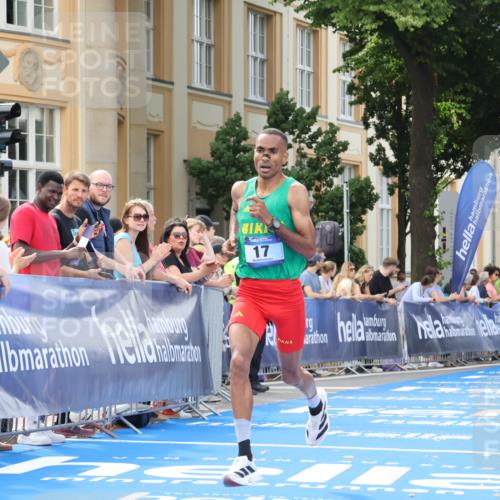 29.06.2025 - hella hamburg halbmarathon Strokosch-Dieckow http://msf.ph/oto/8204323 29.06.2025 10:05:27 Ziel 17 meine-sportfotos.de