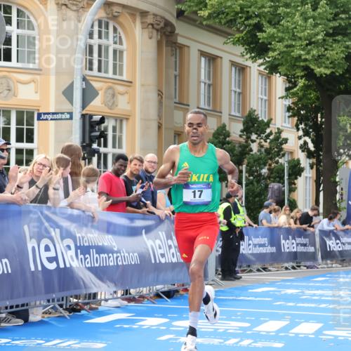 29.06.2025 - hella hamburg halbmarathon Strokosch-Dieckow http://msf.ph/oto/8204336 29.06.2025 10:05:28 Ziel 17 meine-sportfotos.de