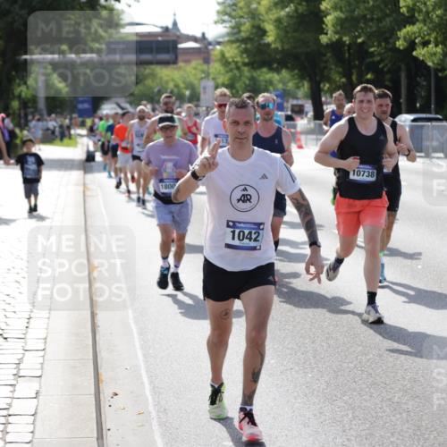 29.06.2025 - hella hamburg halbmarathon Jannik Wohlers http://msf.ph/oto/8204348 29.06.2025 09:48:26 Lombardsbrücke 1042, 1571, 2262, 3547, 4062, 4359, 4381, 5003, 5124, 5307, 6993, 7152, 7154, 7310, 7482, 8002, 8121, 8571, 9643, 10190, 10738, 11106, 11177, 12044, 13137, 13372, 13940, 14820, 15161, 15303, 15382, 15744, 16201, 17078, 17612, 18004, 18259, 18384, 18614, 19004 meine-sportfotos.de