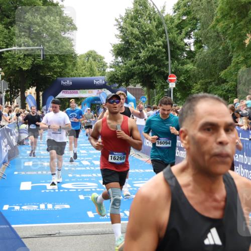 29.06.2025 - hella hamburg halbmarathon Zöllner http://msf.ph/oto/8204349 29.06.2025 10:48:16 Ziel 1914, 7599, 8916, 9544, 9626, 11211, 12685, 14192, 14797, 14814, 15590, 15629, 15973, 15981, 16094, 16269, 18963, 19127 meine-sportfotos.de