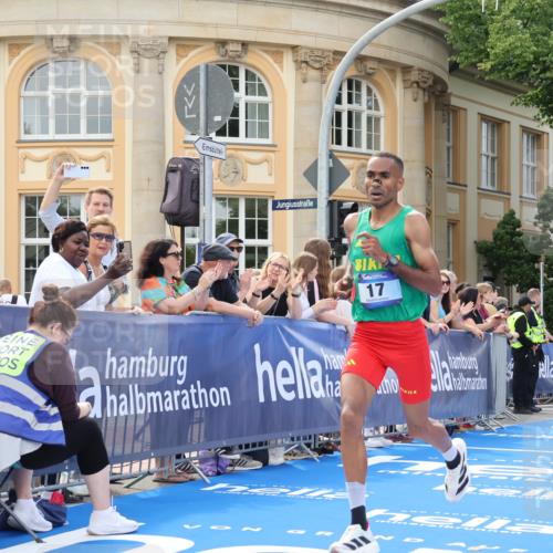29.06.2025 - hella hamburg halbmarathon Strokosch-Dieckow http://msf.ph/oto/8204363 29.06.2025 10:05:28 Ziel 17 meine-sportfotos.de
