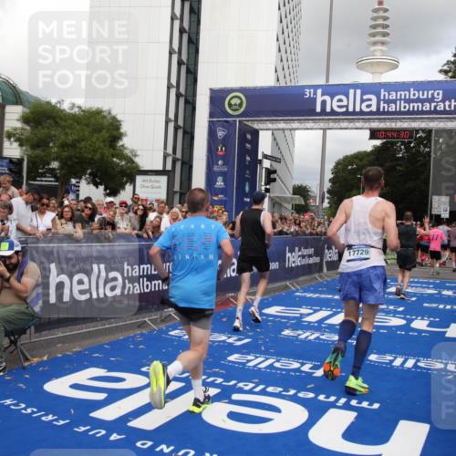 29.06.2025 - hella hamburg halbmarathon Michael Strokosch http://msf.ph/oto/8204369 29.06.2025 10:44:29 Ziel 1057, 1902, 4310, 4691, 7191, 8928, 12327, 12554, 14667, 16803, 17729, 18806 meine-sportfotos.de