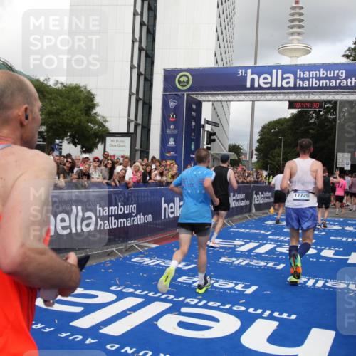 29.06.2025 - hella hamburg halbmarathon Michael Strokosch http://msf.ph/oto/8204379 29.06.2025 10:44:29 Ziel 1057, 1902, 4310, 4691, 7191, 8928, 12327, 12554, 14667, 16803, 17729, 18806 meine-sportfotos.de