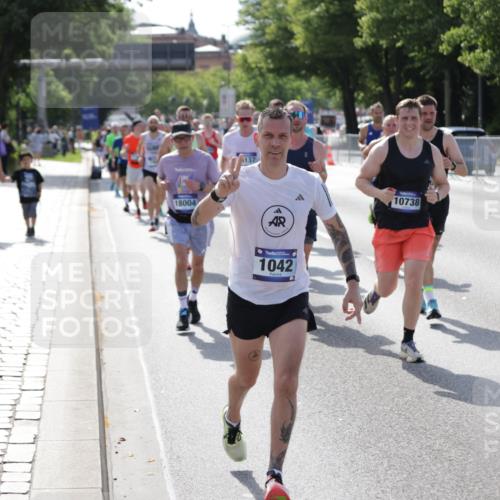 29.06.2025 - hella hamburg halbmarathon Jannik Wohlers http://msf.ph/oto/8204382 29.06.2025 09:48:26 Lombardsbrücke 1042, 1571, 2262, 3547, 4062, 4359, 4381, 5003, 5124, 5307, 6993, 7152, 7154, 7310, 7482, 8002, 8121, 8571, 9643, 10190, 10738, 11106, 11177, 12044, 13137, 13372, 13940, 14820, 15161, 15303, 15382, 15744, 16201, 17078, 17612, 18004, 18259, 18384, 18614, 19004 meine-sportfotos.de