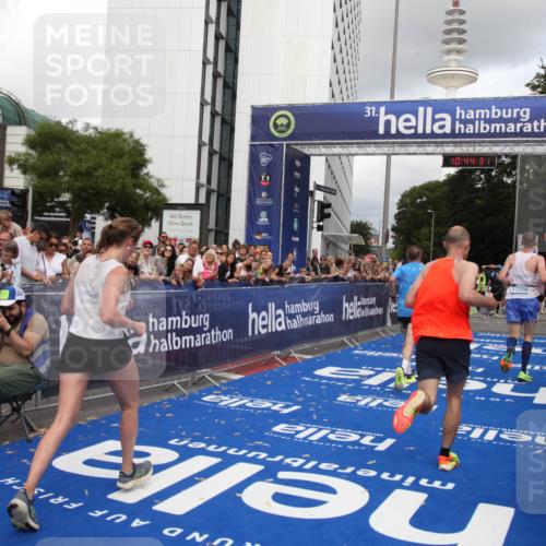 29.06.2025 - hella hamburg halbmarathon Michael Strokosch http://msf.ph/oto/8204393 29.06.2025 10:44:30 Ziel 1057, 1902, 4310, 4691, 7191, 8928, 12327, 12554, 14464, 14667, 16803, 17729, 18806 meine-sportfotos.de