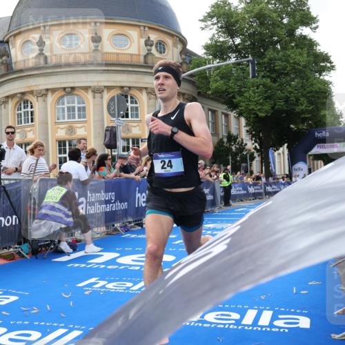 29.06.2025 - hella hamburg halbmarathon Strokosch-Dieckow http://msf.ph/oto/8204397 29.06.2025 10:06:02 Ziel 24 meine-sportfotos.de