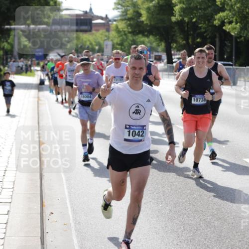 29.06.2025 - hella hamburg halbmarathon Jannik Wohlers http://msf.ph/oto/8204421 29.06.2025 09:48:26 Lombardsbrücke 1042, 1571, 2262, 3547, 4062, 4359, 4381, 5003, 5124, 5307, 6993, 7152, 7154, 7310, 7482, 8002, 8121, 8571, 9643, 10190, 10738, 11106, 11177, 12044, 13137, 13372, 13940, 14820, 15161, 15303, 15382, 15744, 16201, 17078, 17612, 18004, 18259, 18384, 18614, 19004 meine-sportfotos.de