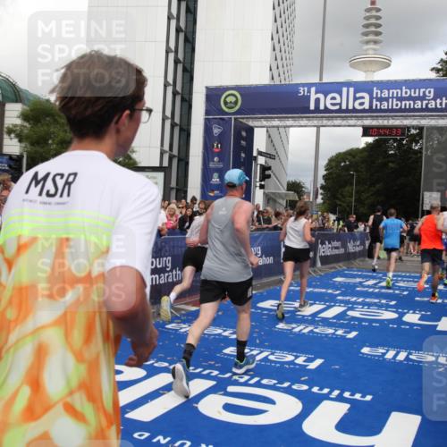 29.06.2025 - hella hamburg halbmarathon Michael Strokosch http://msf.ph/oto/8204424 29.06.2025 10:44:32 Ziel 1057, 4310, 4691, 7322, 8928, 12327, 12554, 14464, 14667, 16803, 17097, 17729, 18765, 18806 meine-sportfotos.de