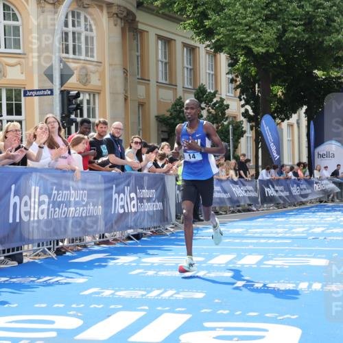 29.06.2025 - hella hamburg halbmarathon Strokosch-Dieckow http://msf.ph/oto/8204448 29.06.2025 10:06:30 Ziel 14 meine-sportfotos.de