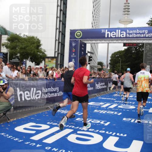 29.06.2025 - hella hamburg halbmarathon Michael Strokosch http://msf.ph/oto/8204461 29.06.2025 10:44:33 Ziel 1057, 3305, 4310, 4691, 7322, 8928, 12327, 12554, 14464, 14667, 15862, 16803, 17097, 17729, 18765, 18806 meine-sportfotos.de