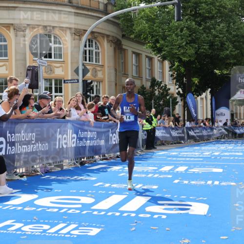 29.06.2025 - hella hamburg halbmarathon Strokosch-Dieckow http://msf.ph/oto/8204466 29.06.2025 10:06:30 Ziel 14 meine-sportfotos.de