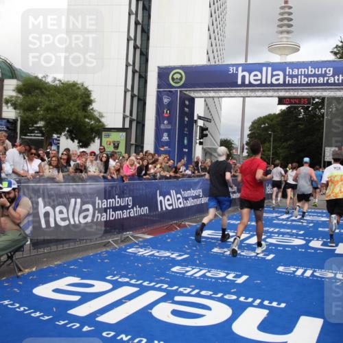 29.06.2025 - hella hamburg halbmarathon Michael Strokosch http://msf.ph/oto/8204475 29.06.2025 10:44:34 Ziel 1057, 1468, 3305, 4310, 4691, 7322, 7710, 8928, 12327, 12554, 14464, 14667, 15862, 17097, 17729, 18765, 18806 meine-sportfotos.de