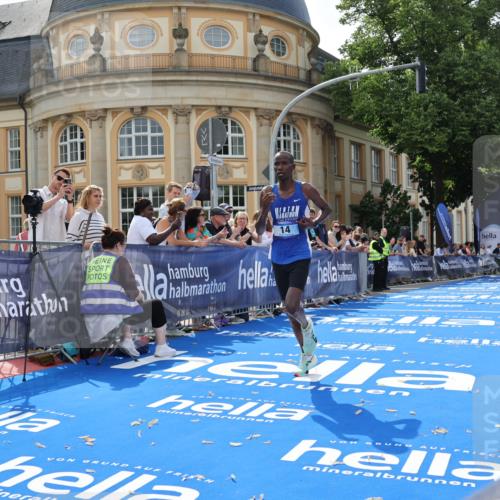 29.06.2025 - hella hamburg halbmarathon Strokosch-Dieckow http://msf.ph/oto/8204480 29.06.2025 10:06:31 Ziel 14 meine-sportfotos.de