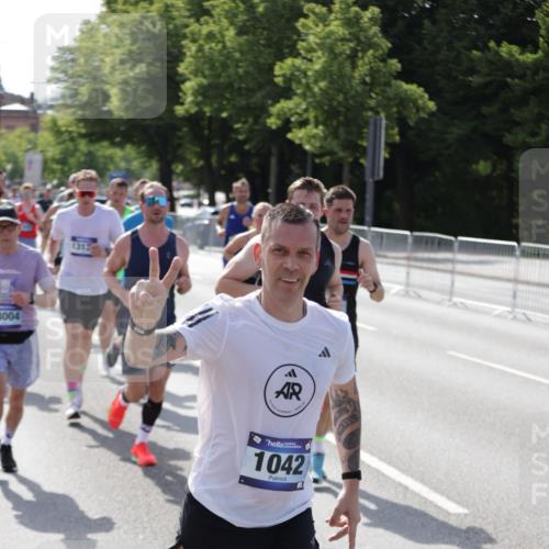 29.06.2025 - hella hamburg halbmarathon Jannik Wohlers http://msf.ph/oto/8204483 29.06.2025 09:48:27 Lombardsbrücke 1042, 1571, 2262, 3547, 4062, 4359, 4381, 5003, 5124, 5307, 6993, 7310, 7482, 8002, 8121, 8571, 9643, 10190, 10738, 11106, 11177, 11423, 12044, 13137, 13372, 13940, 14820, 15161, 15303, 15382, 15744, 16201, 17078, 17612, 18004, 18062, 18259, 18384, 18614, 19004 meine-sportfotos.de