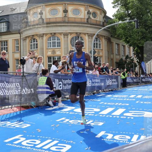 29.06.2025 - hella hamburg halbmarathon Strokosch-Dieckow http://msf.ph/oto/8204497 29.06.2025 10:06:31 Ziel 14 meine-sportfotos.de