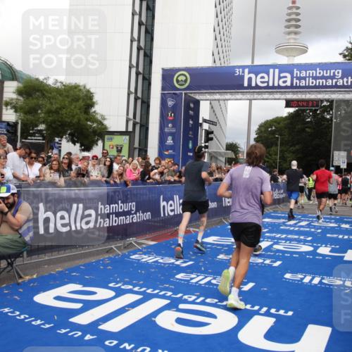 29.06.2025 - hella hamburg halbmarathon Michael Strokosch http://msf.ph/oto/8204507 29.06.2025 10:44:35 Ziel 1057, 1468, 2365, 2402, 3305, 4310, 4691, 5476, 6495, 7322, 7710, 8928, 12327, 12554, 14464, 14667, 15862, 17097, 17729, 18539, 18765 meine-sportfotos.de