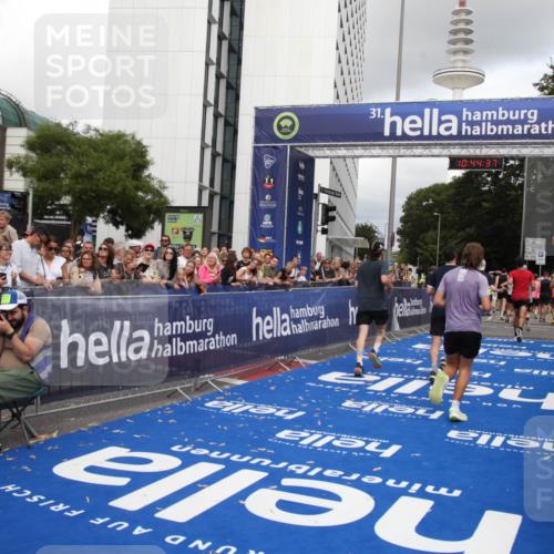 29.06.2025 - hella hamburg halbmarathon Michael Strokosch http://msf.ph/oto/8204518 29.06.2025 10:44:36 Ziel 1057, 1468, 2365, 2402, 3305, 5476, 6495, 7322, 7710, 8928, 12554, 12711, 14351, 14464, 14667, 14798, 15862, 17097, 17729, 18539, 18765 meine-sportfotos.de