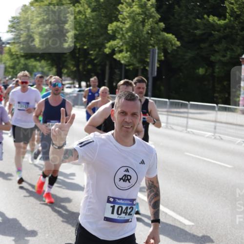29.06.2025 - hella hamburg halbmarathon Jannik Wohlers http://msf.ph/oto/8204519 29.06.2025 09:48:27 Lombardsbrücke 1042, 1571, 2262, 3547, 4062, 4359, 4381, 5003, 5124, 5307, 6993, 7310, 7482, 8002, 8121, 8571, 9643, 10190, 10738, 11106, 11177, 11423, 12044, 13137, 13372, 13940, 14820, 15161, 15303, 15382, 15744, 16201, 17078, 17612, 18004, 18062, 18259, 18384, 18614, 19004 meine-sportfotos.de