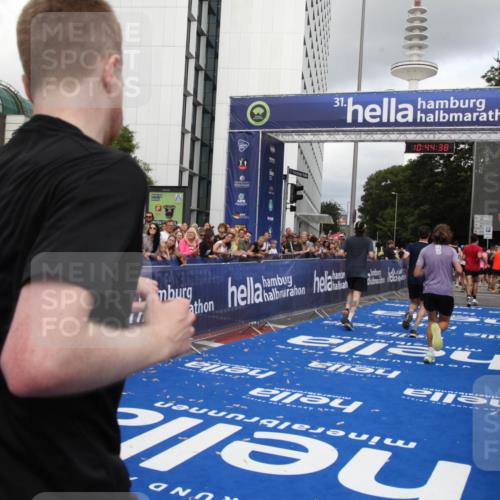 29.06.2025 - hella hamburg halbmarathon Michael Strokosch http://msf.ph/oto/8204523 29.06.2025 10:44:36 Ziel 1057, 1468, 2365, 2402, 3305, 5476, 6495, 7322, 7710, 8928, 12554, 12711, 14351, 14464, 14667, 14798, 15862, 17097, 17729, 18539, 18765 meine-sportfotos.de