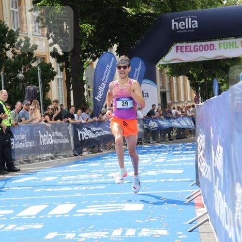 29.06.2025 - hella hamburg halbmarathon Strokosch-Dieckow http://msf.ph/oto/8204532 29.06.2025 10:09:00 Ziel 29 meine-sportfotos.de