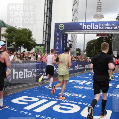 29.06.2025 - hella hamburg halbmarathon Michael Strokosch http://msf.ph/oto/8204533 29.06.2025 10:44:37 Ziel 1468, 2365, 2402, 3305, 5476, 6495, 7322, 7710, 8928, 12554, 12711, 14351, 14464, 14667, 14798, 14816, 15862, 16224, 17097, 17729, 18539, 18560, 18765 meine-sportfotos.de