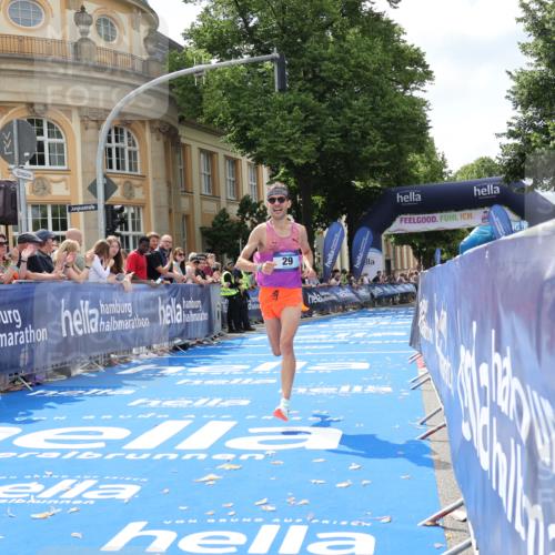 29.06.2025 - hella hamburg halbmarathon Strokosch-Dieckow http://msf.ph/oto/8204577 29.06.2025 10:09:01 Ziel 29 meine-sportfotos.de